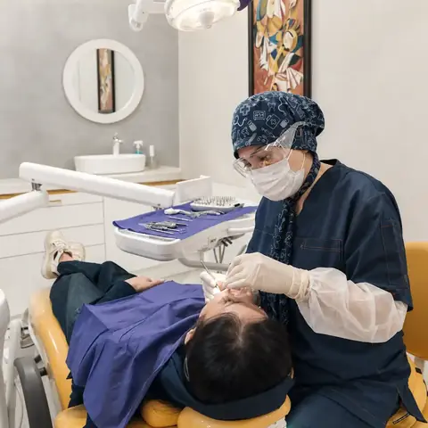 دکتر اکرم ظفربخش در حال ارائه درمان تخصصی دندان‌پزشکی